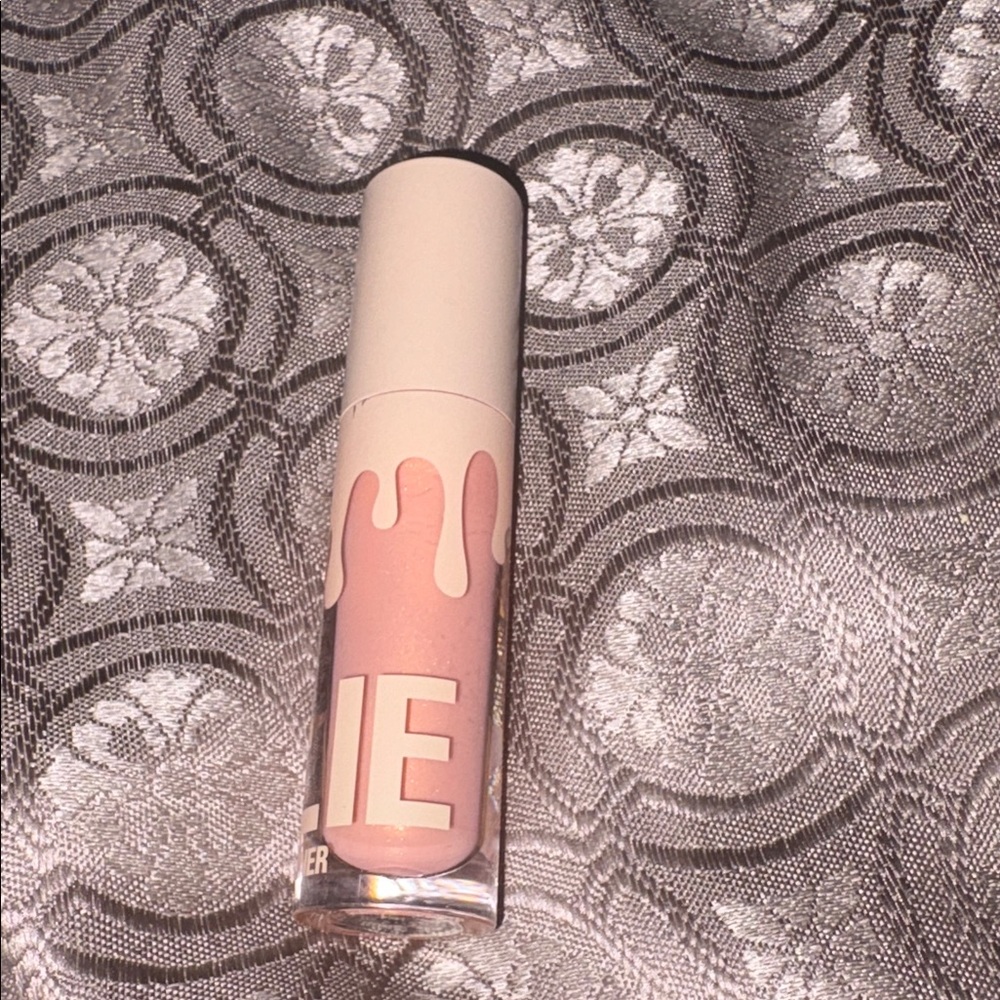 Kylie Lippie High Gloss Shade 734 Santa Slay